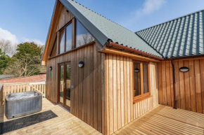Kestrel Lodge 2 with Hot Tub